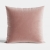 Pudroworóżowa poszewka dekoracyjna VELVI 40x40 cm wykonana z aksamitnej tkaniny typu velvet. Delikatny kolor, miękka faktura i eleganckie wykończenie z krytym zamkiem sprawiają, że stanowi stylowy dodatek do salonu, sypialni lub pokoju dziecięcego.