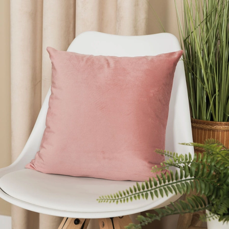 Pudroworóżowa poszewka dekoracyjna VELVI 40x40 cm wykonana z aksamitnej tkaniny typu velvet. Delikatny kolor, miękka faktura i eleganckie wykończenie z krytym zamkiem sprawiają, że stanowi stylowy dodatek do salonu, sypialni lub pokoju dziecięcego.