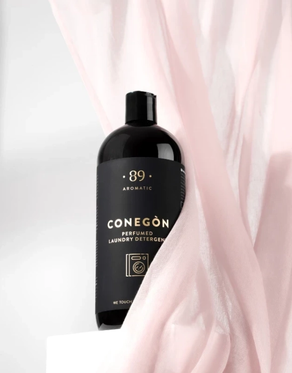 18n2szJ4U2qIKxh8upqePbBghzQvS3G0iJ4N4rYv.webpPerfumowany płyn do prania Conegòn 1000 mlPłyn do prania tkanin CONEGÒN 1000 ml – kwiatowo-owocowy zapach do firan, zasłon i odzieży, usuwa trudne plamy